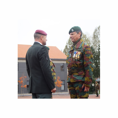 Le Colonel Devogelaere remet la médaille de 30 ans de service au sein de la Brigade légère