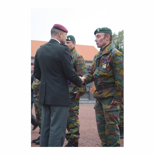 A l'initiative d'Alexis Laykoff, les pelotons A & B de la 1ère Compagnie 1959 reçoivent des mains du Colonel BEM Devogelaere et du Lt-Colonel BEM Pierard le certificat de leur brevet A Para, 56 ans après. Mieux vaut tard que jamais!