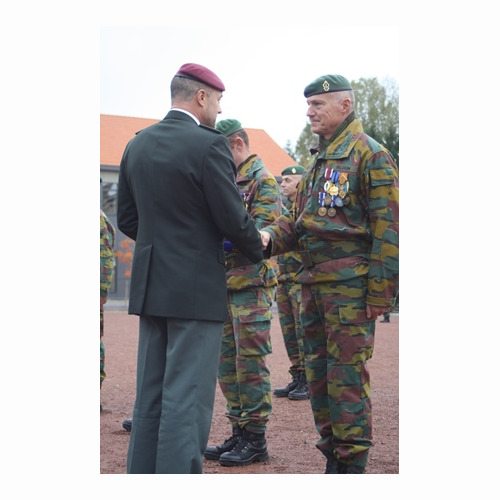 A l'initiative d'Alexis Laykoff, les pelotons A & B de la 1ère Compagnie 1959 reçoivent des mains du Colonel BEM Devogelaere et du Lt-Colonel BEM Pierard le certificat de leur brevet A Para, 56 ans après. Mieux vaut tard que jamais!